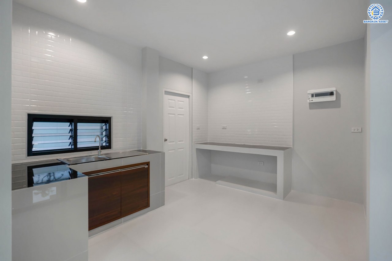 บ้านมือสองตกแต่งใหม่ ม.เนเบอร์โฮม วัชรพล เนื้อที่ 68 ตร.ว. ฟังก์ชัน 3 ห้องนอน 4 ห้องน้ำ 1 ห้องแม่บ้าน จอดรถได้ 2 คัน บนทำเลเชื่อมต่อหลายเส้นทาง ทั้ง ถนนสุขาภิบาล5 ถนนสายไหม และถนนรามอินทรา ใกล้ทางด่วน "ฉลองรัช" และรถไฟฟ้าสายสีเขียว "สถานีสายหยุด"